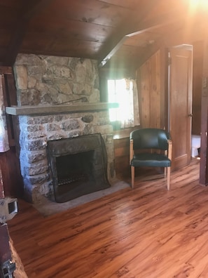 Family Cabin | Free WiFi, bed sheets - Addison's Bungalows (Brisco)