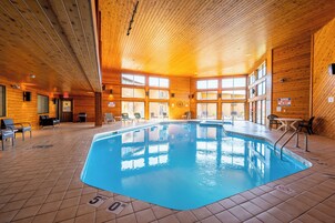 Una piscina cubierta, tumbonas