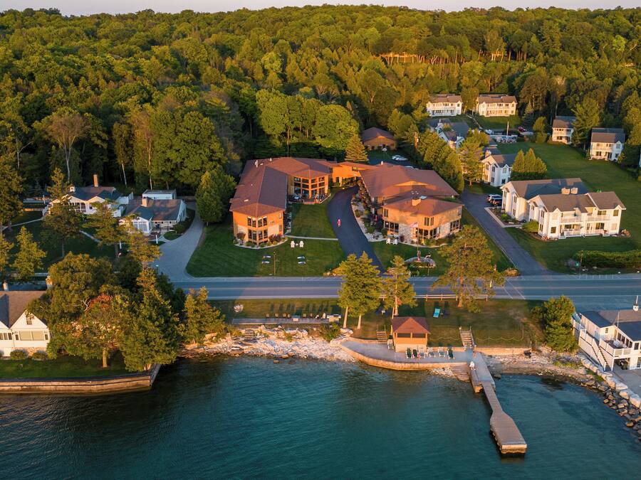 Mặt tiền nơi lưu trú - ban đêm