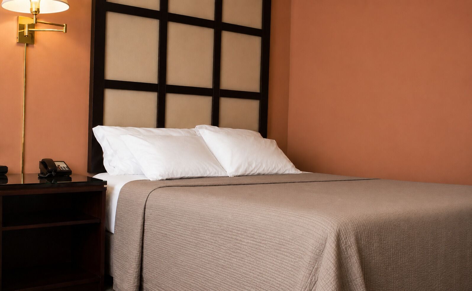 Standard Room, 1 Queen Bed, Non Smoking | Desk, iron/ironing board, free WiFi, bed sheets
