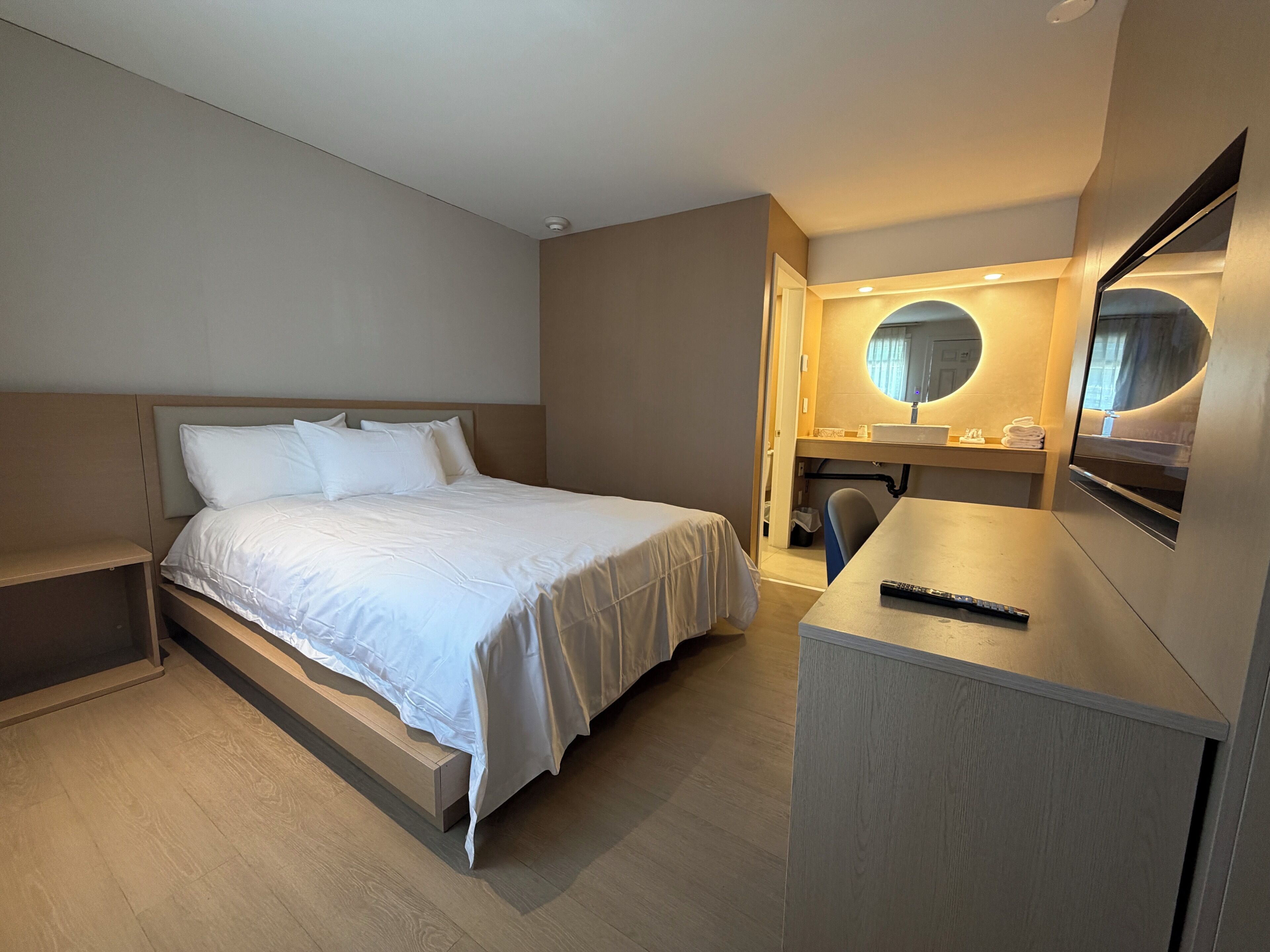 Deluxe Room, 1 Queen Bed, Non Smoking (in room)