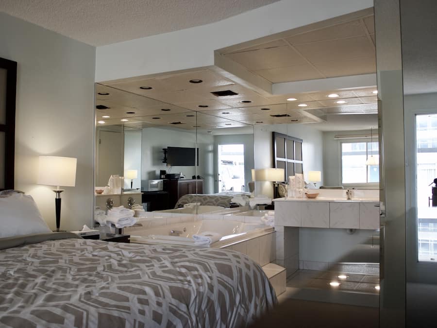 Exclusive Suite, 1 Queen Bed | Desk, iron/ironing board, free WiFi