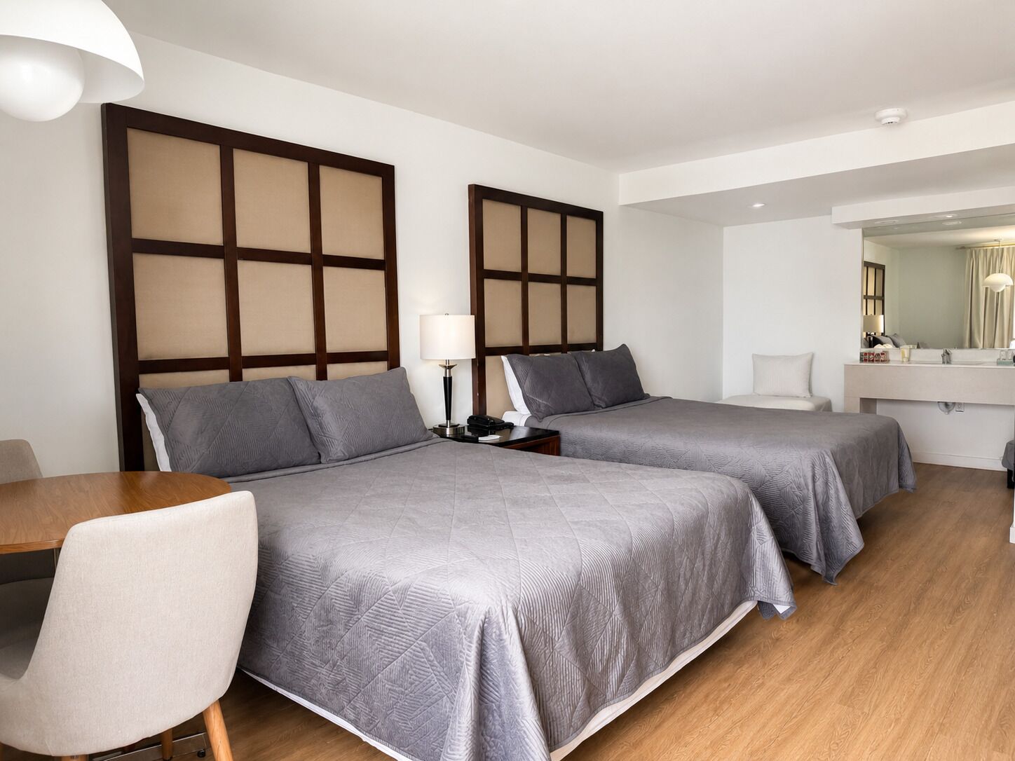 Escritorio, tabla de planchar con plancha, wifi gratis y ropa de cama 