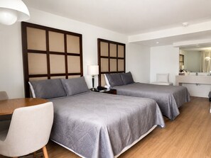 Escritorio, tabla de planchar con plancha, wifi gratis y ropa de cama 
