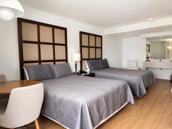 Chambre Standard, 2 grand lits et 1 lit simple, non-fumeur | Bureau, fer et planche à repasser, accès au Wi-Fi (inclus)