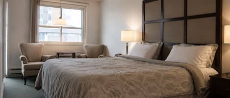 Suite exclusiva, 1 cama Queen size | Escritorio, tabla de planchar con plancha, wifi gratis y ropa de cama