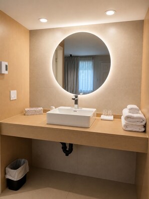 Deluxe Room, 1 Queen Bed, Non Smoking (in room) | Bathroom | Free toiletries, hair dryer, towels - Motel La Siesta (Longueuil)