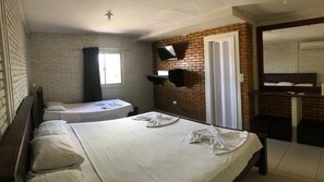 Familie appartement, 2 slaapkamers, balkon, uitzicht op het strand | Een minibar, een kluis op de kamer, verduisterende gordijnen