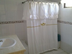 Single Room | Bathroom | Shower, towels - Green House Aparta Hotel (Santo Domingo)