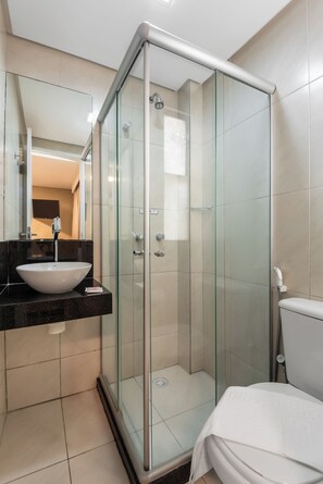 Habitación estándar doble | Baño | Ducha y toallas