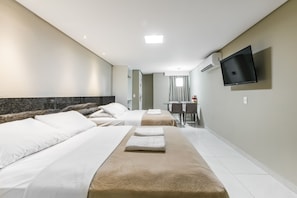 Room (Master) | Minibar, blackout drapes, soundproofing, iron/ironing board