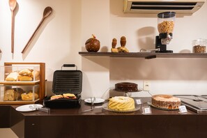 Frühstück mit Selbstbedienung unter der Woche gegen Gebühr