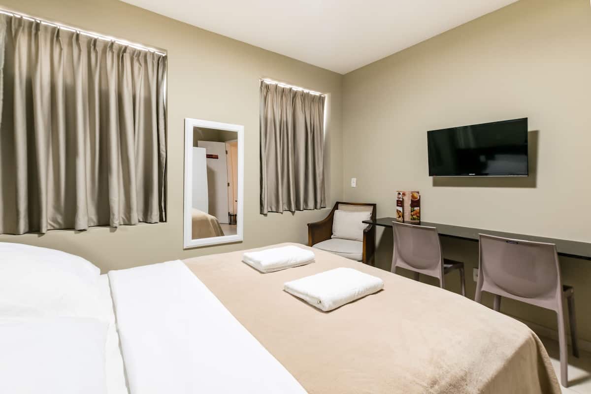 Minibar, cortinas opacas, sistema de insonorización