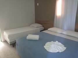 Quarto triplo | Frigobar, cofres nos quartos, escrivaninha