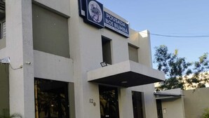 A building with a sign reading "POUSADA BOLDA BUMBA" and a number "92" on the wall. - Pousada Boi Bumbá Praia (João Pessoa)