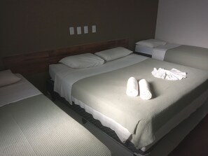 Vierbettzimmer | Minibar, Zimmersafe, Schreibtisch, laptopgeeigneter Arbeitsplatz