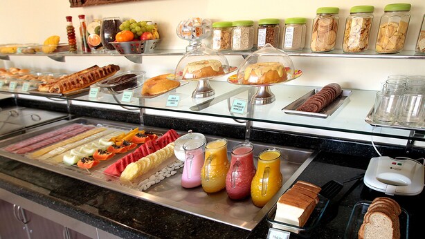 A buffet with various food items and beverages. - Pousada Boi Bumbá Praia (João Pessoa)