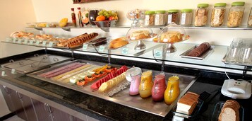 Café da manhã com buffet grátis todos os dias