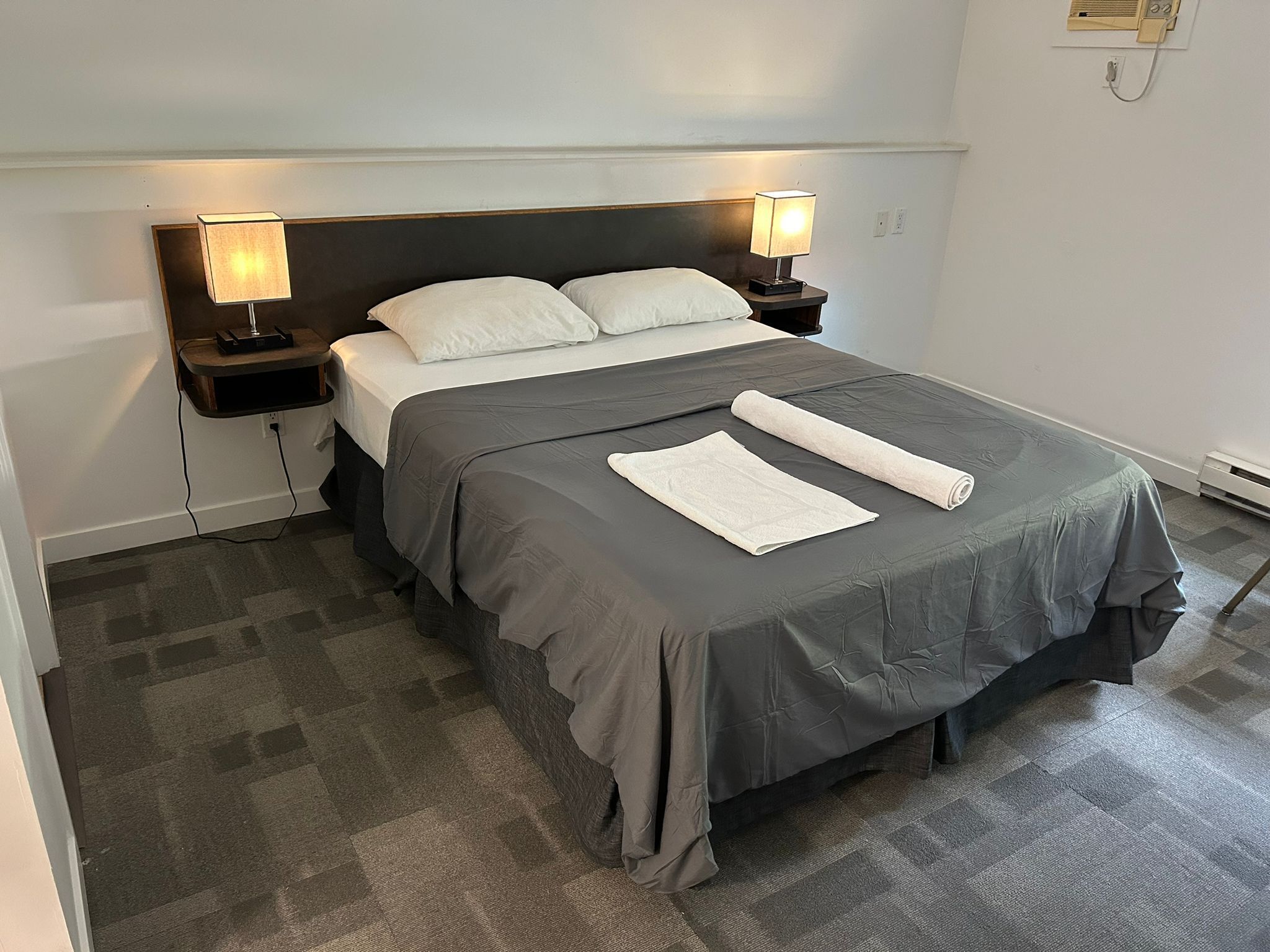 办公桌、免费 WiFi