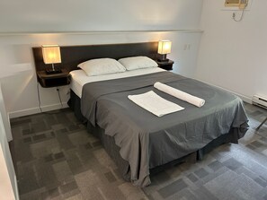 办公桌、免费 WiFi