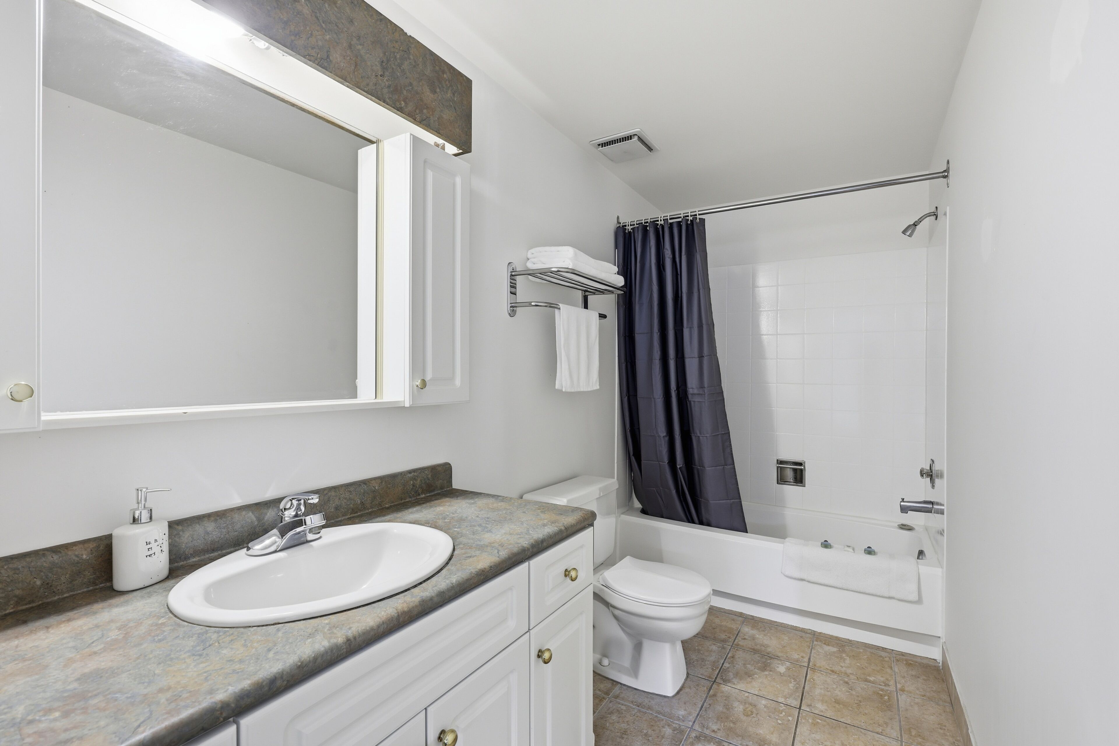 Chambre Standard, 1 grand lit, coin cuisine | Salle de bain