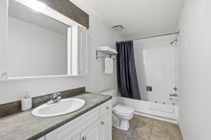 Standard Room, 1 Queen Bed, Kitchenette | Bathroom