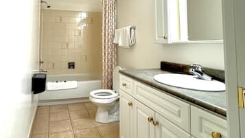 Ensemble douche/baignoire, articles de toilette gratuits