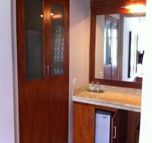Combined shower/tub, deep soaking tub, towels - Panorama Cottages II (Legian)