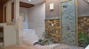 Family Room | Bathroom | Combined shower/tub, deep soaking tub, towels - Panorama Cottages II (Legian)