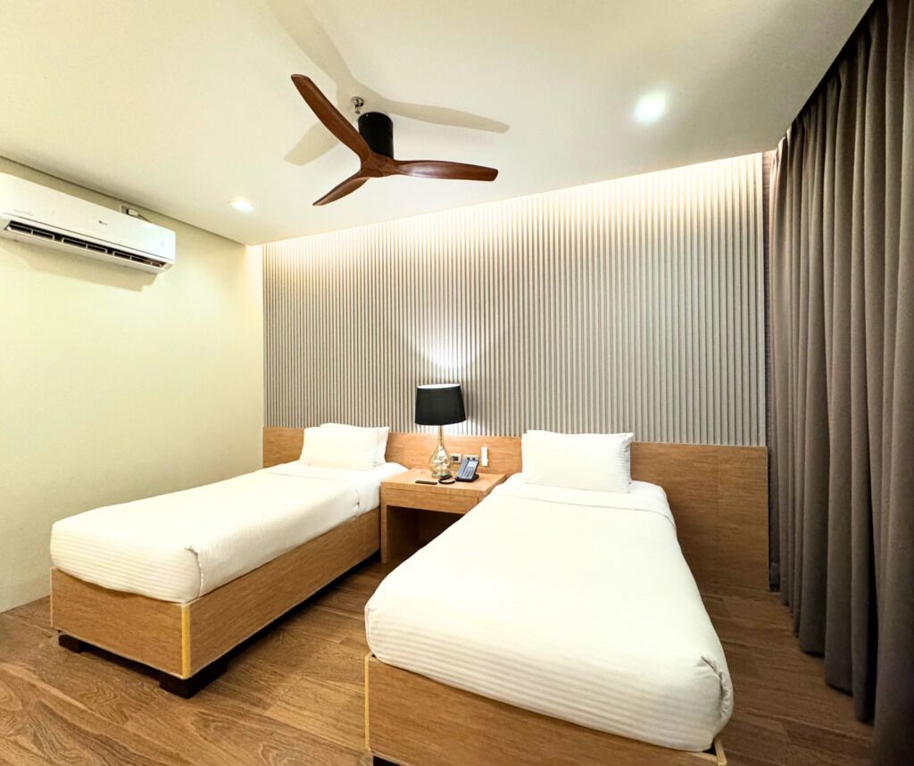 Tomannsrom – premier, 2 enkeltsenger, ikke-røyk | Safe på rommet, skrivebord, blendingsgardiner og wi-fi (inkludert)