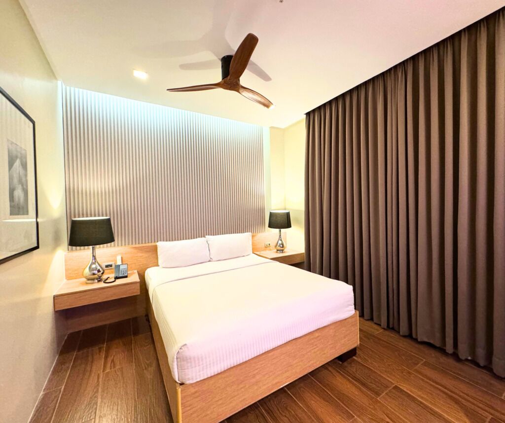 Dobbeltrom – premier, 1 dobbeltseng, ikke-røyk | Safe på rommet, skrivebord, blendingsgardiner og wi-fi (inkludert)