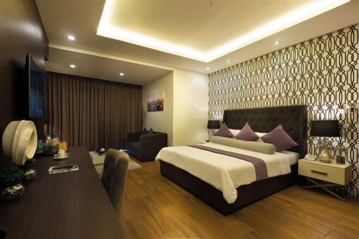 In-room safe, desk, blackout drapes, WiFi (free)