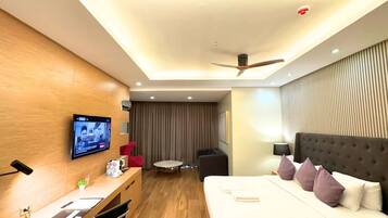 Signature Room, 1 King Bed, Non Smoking, Bathtub | In-room safe, desk, blackout curtains, free WiFi