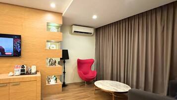 Signature Room, 1 King Bed, Non Smoking, Bathtub | Living area