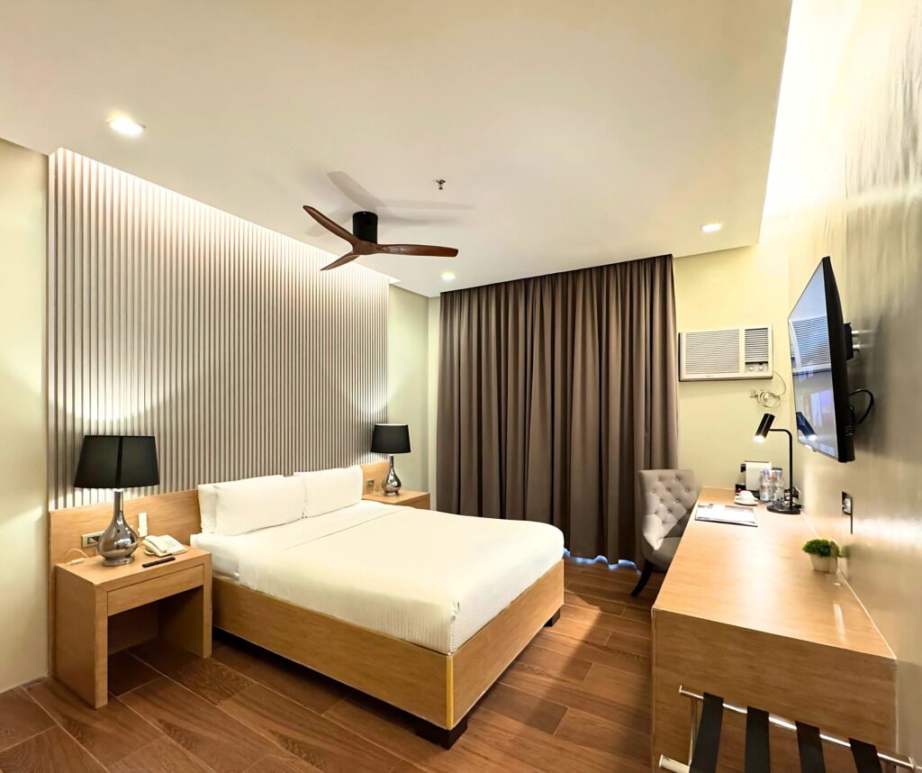 Dobbeltrom – superior, 1 dobbeltseng | Safe på rommet, skrivebord, blendingsgardiner og wi-fi (inkludert)