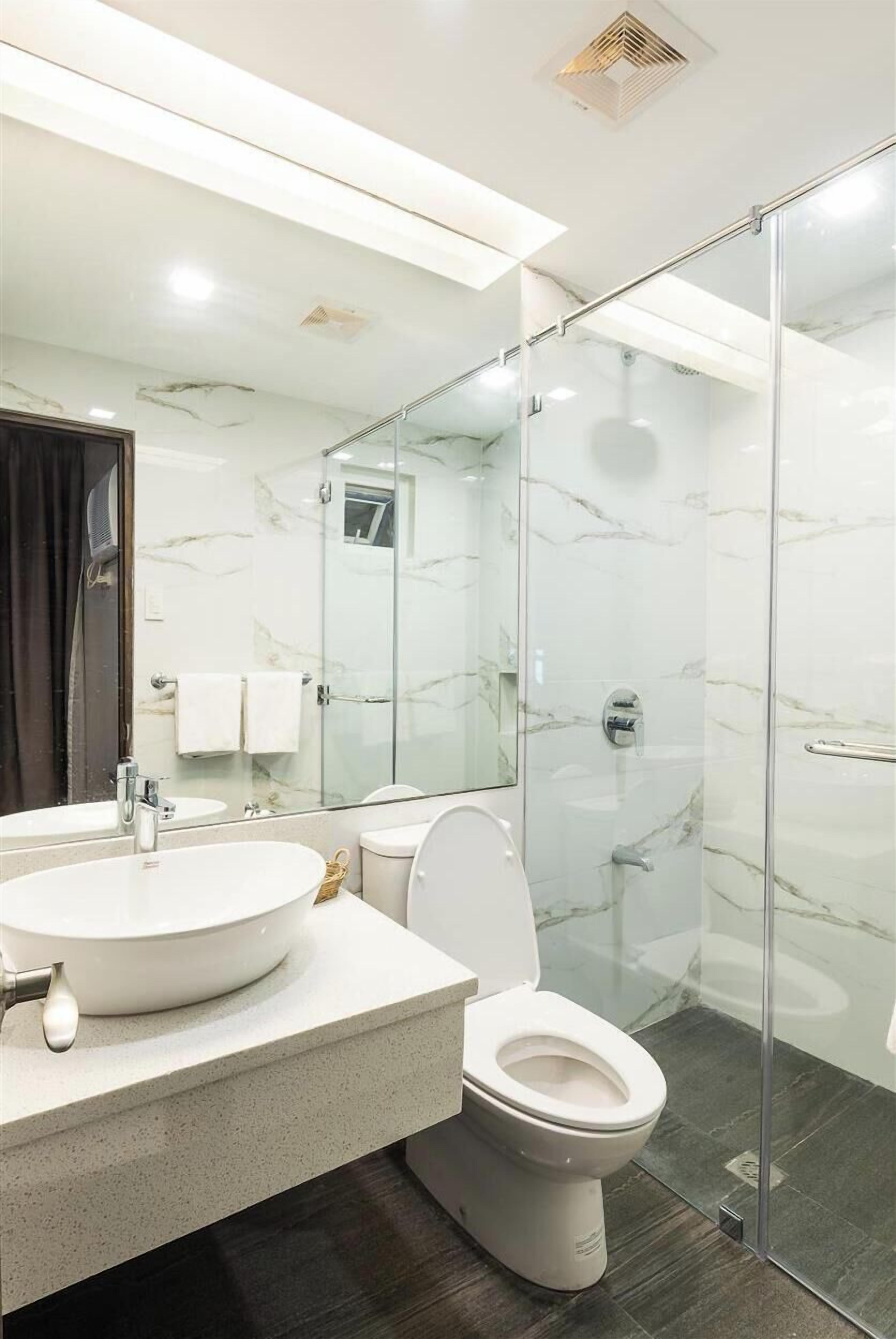 Kamar Quadruple Keluarga, 2 Tempat Tidur Double, Bebas Asap Rokok | Kamar mandi | Perlengkapan mandi gratis, pengering rambut, sandal, dan kloset
