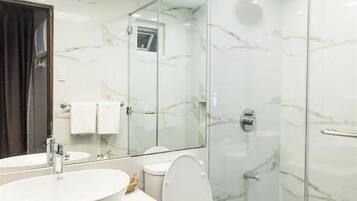 Kamar Quadruple Keluarga, 2 Tempat Tidur Double, Bebas Asap Rokok | Kamar mandi | Perlengkapan mandi gratis, pengering rambut, sandal, dan kloset