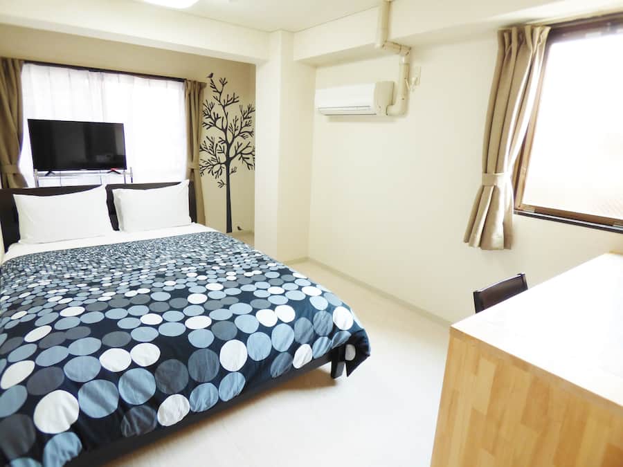 Quarto casal, 1 cama de casal, para não fumantes | Escrivaninha, cortinas blackout, berços grátis, Wi-Fi de cortesia