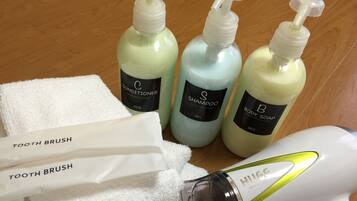 Tina con regadera, amenidades de baño gratuitas, secadora de cabello