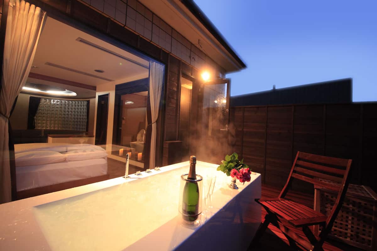 Deluxe Room, 1 King Bed, Jetted Tub, Mountain View | 1 bedroom, in-room safe, individually decorated, individually furnished