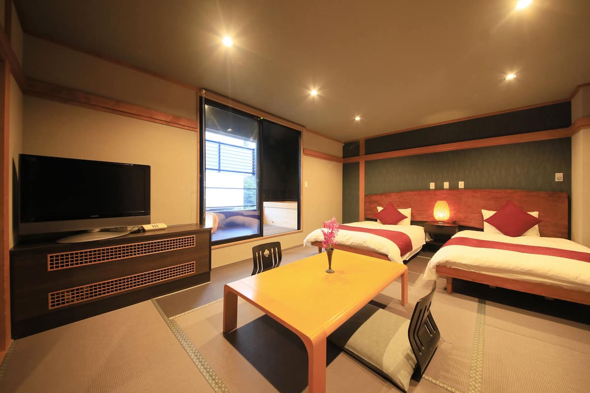 Economy Twin Room, Multiple Beds, Private Bathroom | 1 bedroom, in-room safe, individually decorated, individually furnished