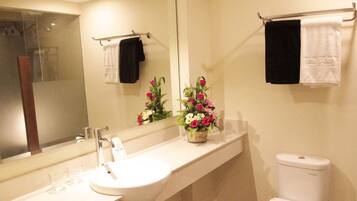 Suihku, sadesuihkupää, ilmaiset hygieniatuotteet, kylpytakit