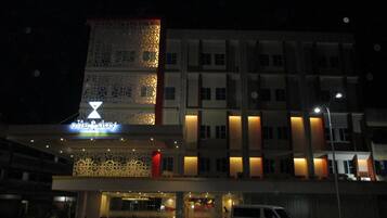 Majoituspaikan julkisivu illalla/yöllä