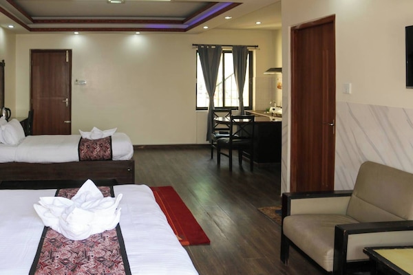 Deluxe Apartment | In-room safe, desk, laptop workspace, blackout drapes