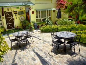屋外ダイニングエリア