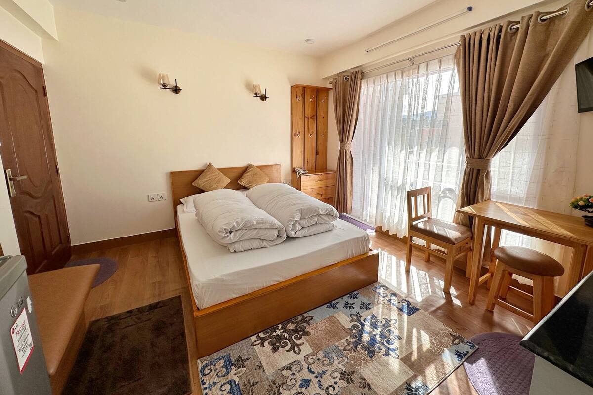 Studio tiện nghi đơn giản, ban công | Két bảo mật tại phòng, bàn, khu vực làm việc phù hợp cho laptop 