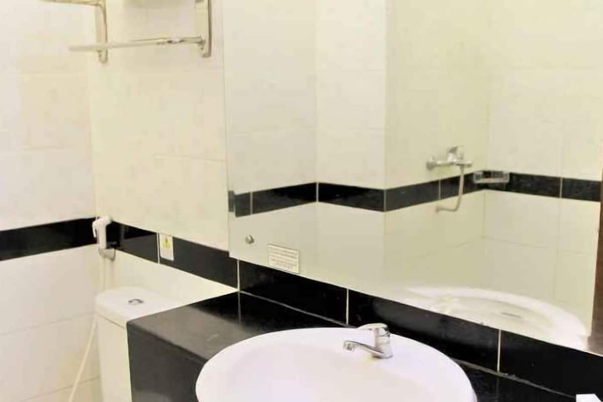 Bathroom | Shower, free toiletries, slippers, towels