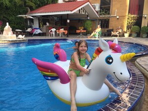 Hồ bơi ngoài trời