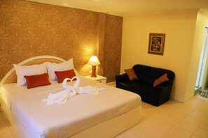 Deluxe Double Room, 1 Bedroom, Smoking - Eurostar International Hotel (Pattaya)