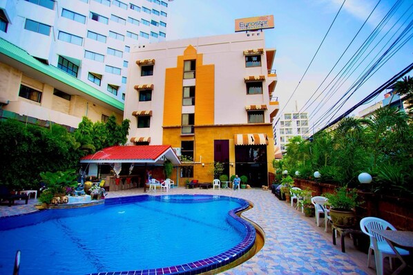 Outdoor pool - Eurostar International Hotel (Pattaya)